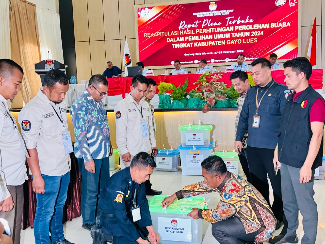 Rapat pleno terbuka rekapitulasi penghitungan suara tingkat kabupaten