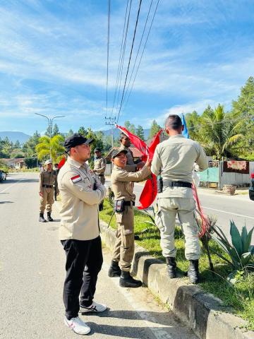 Ketua Panwaslih Kabupaten Gayo Lues bersama satpol pp menertibkan APK